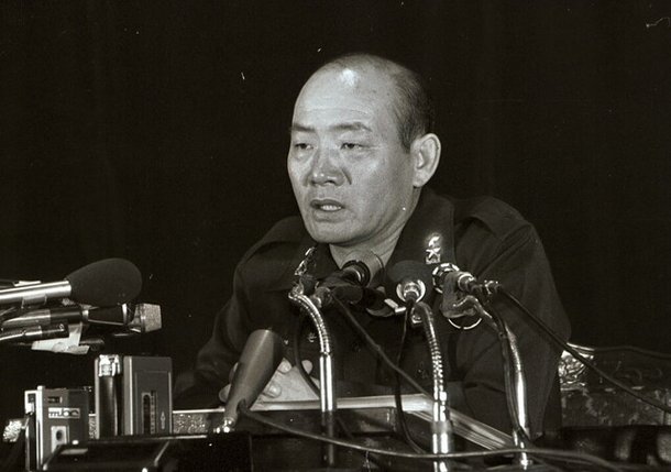 1979년 11월 6일 전두환 당시 계엄사 합동 수사 본부장이 박정희 전 대통령 사망사건 관련 발표를 하고 있는 모습. 연합뉴스 자료사진
