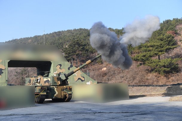 5일 오전 서해 북한 해안포가 해상사격을 하자 대응 사격 차원에서 이날 오후 연평도 해병부대인 연평부대의 케이K-9 자주포가 사격하고 있다. 국방부 제공