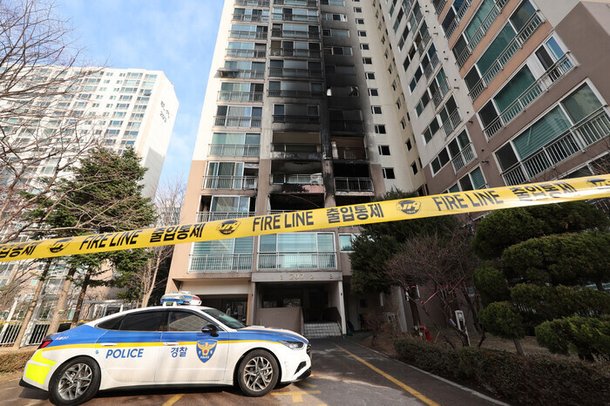 지난해 성탄절 새벽에 화재가 발생해 2명이 숨진 서울 도봉구의 한 고층 아파트에 26일 화마의 흔적이 남아있다. 연합뉴스
