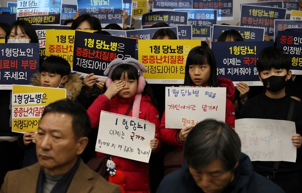 사단법인 한국1형당뇨병환우회에 속한 환자와 가족들이 지난 15일 오전 세종시에서 긴급 기자회견을 열어 1형 당뇨병 환자들의 처우 개선을 호소하고 있다. 연합뉴스