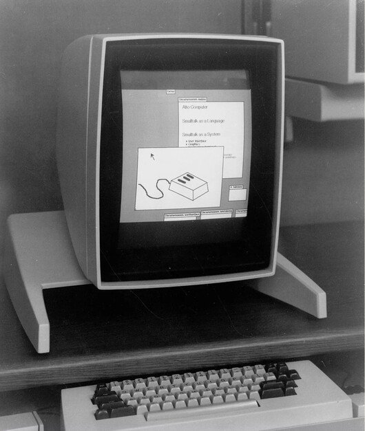 제록스 팰로알토연구소가 개발한 개인용 컴퓨터의 원형, 알토. 그래픽사용자환경을 적용한 컴퓨터로 시판되지 않았지만, 이후 애플과 마이크로소프트가 컴퓨터 운영체제를 혁신하게 만든 모델이다.
