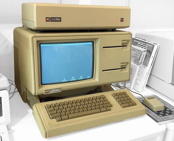 애플컴퓨터가 매킨토시 출시 1년 전인 1983년 내놓은 리사, 그래픽사용자환경과 마우스를 채택했고 1만달러라는 고가에도 속도가 느렸다. 위키코먼스