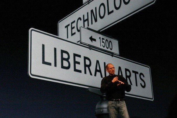 스티브 잡스는 2010년 아이패드 출시 발표회에서 애플은 늘 기술과 인문학의 교차로에 서있었다고 말했다. 애플 제공
