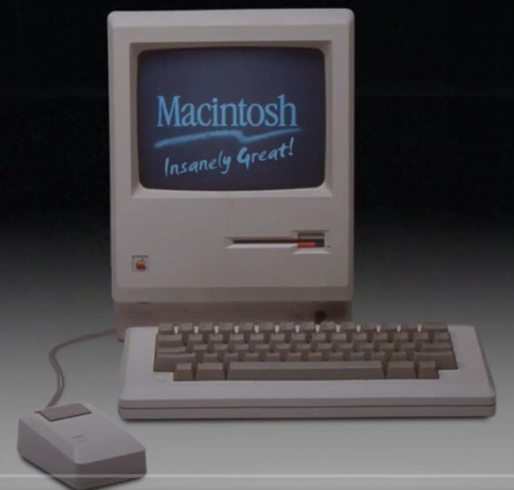1984년 1월 스티브 잡스가 출시 행사에서 소개한, 세상을 바꾼 컴퓨터 ‘매킨토시’, 오늘날 개인용 컴퓨터의 실질적 표준을 만든 제품이자 21세기를 연 기술이라는 평가를 받는다. 애플 제공