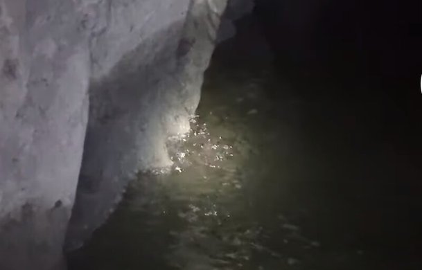알바니아 크롬공산 지하 갱도의 물 웅덩이에서 천연수소 기포가 올라오고 있다. 유튜브 갈무리F-V. Donzamp;#233;