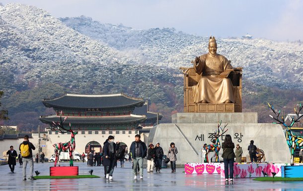 지난 15일 오후 눈이 그친 서울 광화문광장 뒤로 인왕산이 눈에 덮여 있다. 연합뉴스