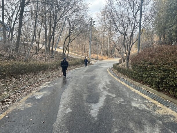 지난 13일 서울 관악구 한 공원에 주민들이 산책하고 있다. 곽진산 기자