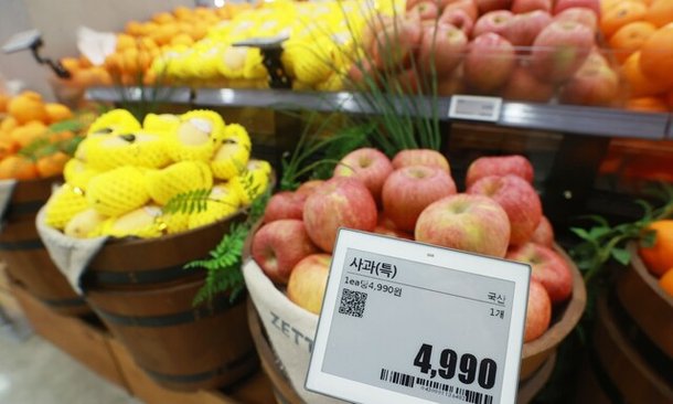 28일 서울 시내 한 대형마트에 사과가 진열되어 있다. 연합뉴스
