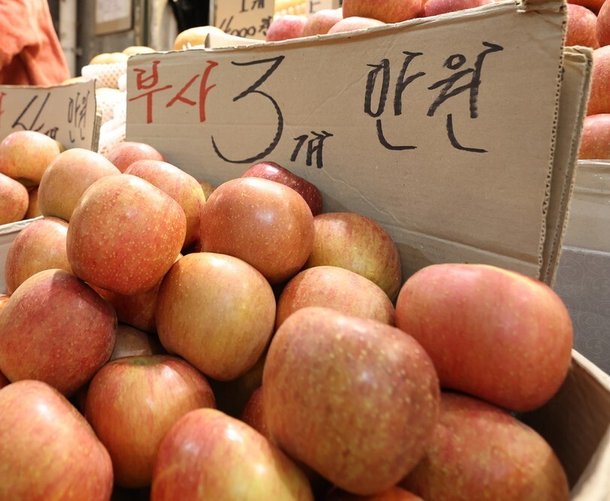 지난 4일 오전 서울 동대문구 경동시장에서 상인들이 사과를 팔고 있다. 지난 1월 사과 가격은 전년동월대비 56.8% 올랐다. 연합뉴스