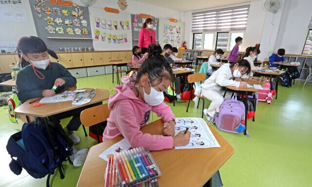 서울의 한 초등학교 교실에서 아이들이 수업을 받고 있다. 한겨레 자료사진