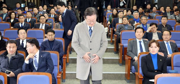 이재명 더불어민주당 대표가 2월27일 국회에서 열린 의원총회에 참석하고 있다. 연합뉴스