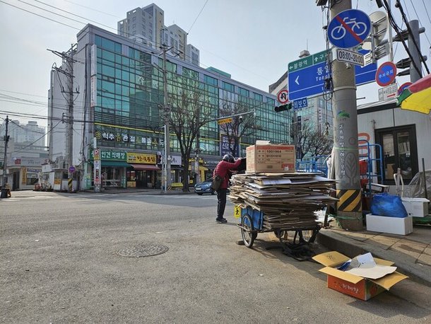 3일 오전 서울 은평구 불광동 연서시장 앞 교차로에 폐지가 쌓인 손수레가 멈춰서 있다. 김채운 기자