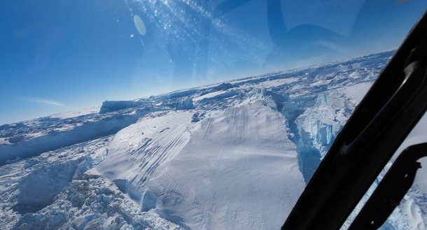 헬기에서 내려다본 스웨이츠 빙하의 크레바스갈라진 틈. 극지연구소 제공