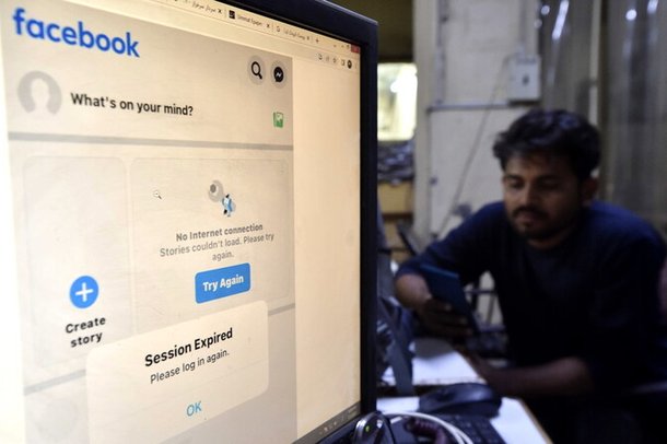 파키스탄에서도 페이스북 접속 오류 메시지가 뜨고 있다. 인스타그램, 페이스북 등을 운영하는 메타는 “기술적 이슈”로 인해 2시간 가량 서비스 접속이 중단됐다고 밝혔다. EPA 연합뉴스