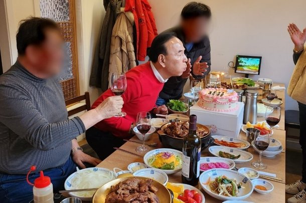 박덕흠왼쪽 가운데 의원이 지난 2월27일 충북 옥천군의 한 식당에서 열린 축하연에 참석해 ‘당선 축하 케이크’의 촛불을 끄고 있다. 동양일보 제공