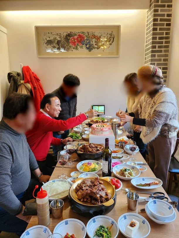 박덕흠왼쪽 가운데 의원이 지난 2월27일 충북 옥천군의 한 식당에서 열린 축하연에 참석해 ‘당선 축하 케이크’에 초를 꽂고 있다. 동양일보 제공