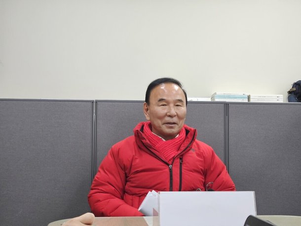 박덕흠 의원이 12일 충북도청 기자실에서 연 간담회에서 ‘당선 축하 파티’ 논란과 관련해 입장을 밝히고 있다. 오윤주 기자