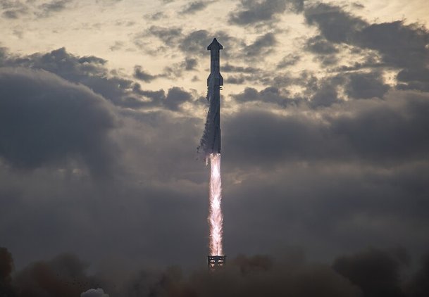스페이스엑스가 달과 화성 여행을 목표로 개발하고 있는 역대 최강 로켓 스타십이 3월14일 3차 발사에서 이륙하고 있다. 스페이스엑스 제공