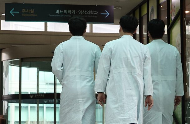 22일 오전 서울 시내 한 대형병원에서 의료진이 이동하고 있다. 연합뉴스