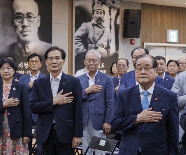 이종찬 광복회장오른쪽과 내빈들이 21일 오후 서울 여의도 광복회관에서 열린 대일청구권 사회공헌 학술토론회 개회식에서 국기에 경례하고 있다. 행사장 벽에는 지청천, 홍범도 등 독립운동가들의 사진이 걸려 있다. 연합뉴스