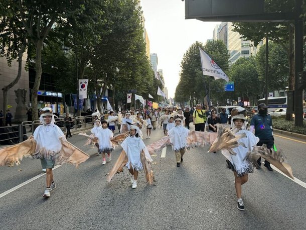 7일 오후 서울 강남역 일대에서 열린 ‘907 기후정의행진’에 참여한 경북 영주·상주 지역 청소년들이 멸종위기종인 흰목물떼새의 모습으로 분장한 채 행진하고 있다. 나무닭움직임연구소 제공