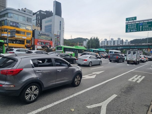 1일 오후 서울 숭례문과 광화문 일대에서 열리는 국군의날 시가행진 행사를 위해 기갑장비가 이동하는 동안 서울 동작구 동작대로사당역∼이수역∼이수교차로 일대가 교통 정체를 빚었다. 박고은 기자