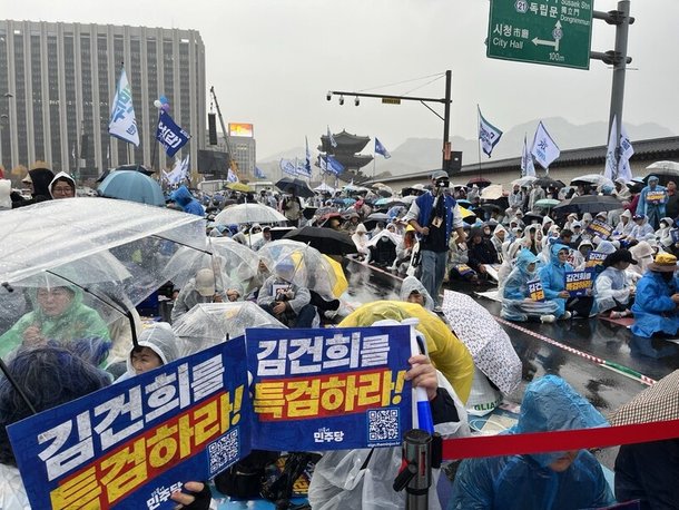 16일 오후 더불어민주당 등 야 5당이 여는 ‘제3차 국민행동의 날’에 참여하기 위한 시민들이 서울 광화문 앞에 모여있다. 임재희 기자