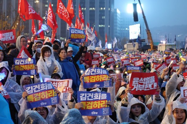 더불어민주당 주최로 16일 오후 서울 종로구 광화문 광장 일대에서 열린