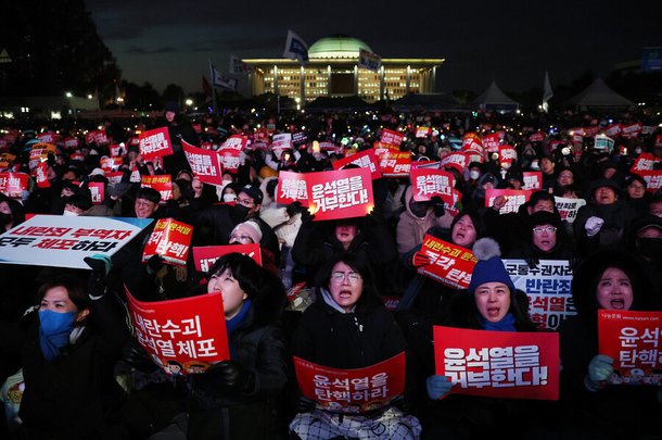 7일 오후 서울 여의도 국회 앞에서 열린 ‘내란죄 윤석열 퇴진! 국민주권 실현! 사회대개혁! 범국민촛불대행진’에서 참석자들이 손팻말을 들고 구호를 외치고 있다. 연합뉴스