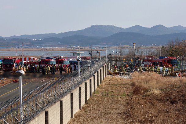 29일 오전 전남 무안국제공항 여객기 사고 현장에서 소방 당국이 인명 구조를 하는 모습. 연합뉴스