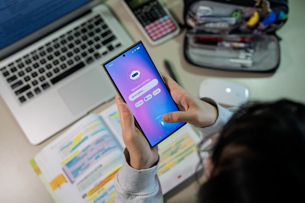 대학생들의 AI 없는 일주일…"자료 찾다 감정 올라와" "친구와 전화 통화를"