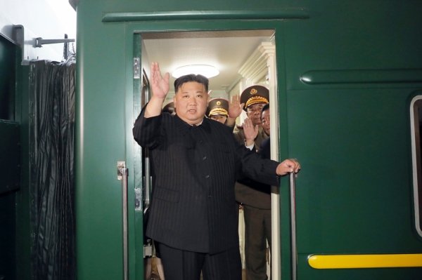 위험한 거래 나선 북러…김정은, 軍 수뇌부 대동하고 러시아 도착