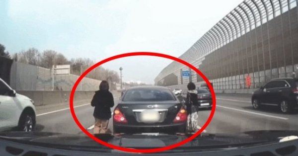 [영상] 고속도로 한복판서 내린 두 여성 quot;자리 바꿔quot; 황당한 운전교대 [여車저車]