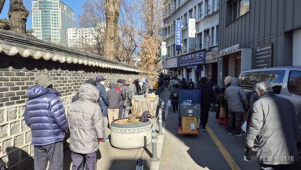 [르포] 영하 14도에도 공짜 비빔밥 줄 장사진…서글픈 노인의 겨울 [세상amp;]