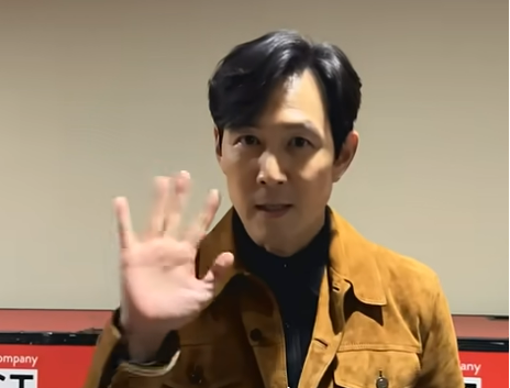 [단독] 기훈이형, 얼으으음! 이정재, &apos;이노베이트코리아&apos; 무대서 &apos;오징어게임&apos; 깜짝 재연