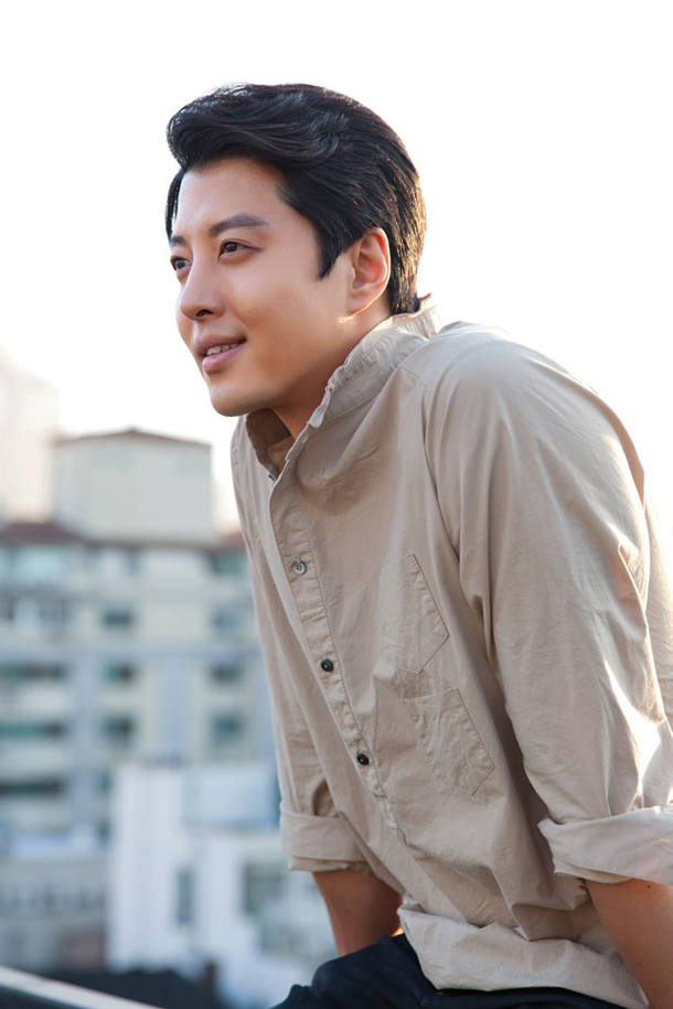이동건, 미모의 여성과 &apos;청담동 데이트&apos;….&apos; 새 사랑 찾았나