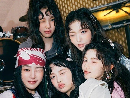 뉴진스, 가처분 항고도 기각…어도어와 &apos;내키지 않는&apos; 동행할까