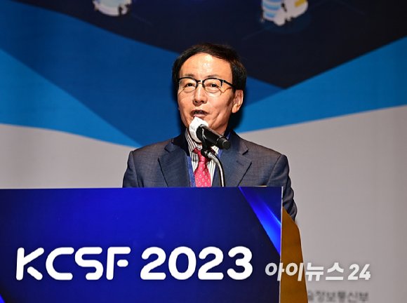 [포토]KCSF2023 개회사하는 박동석 아이뉴스24 사장 겸 편집인