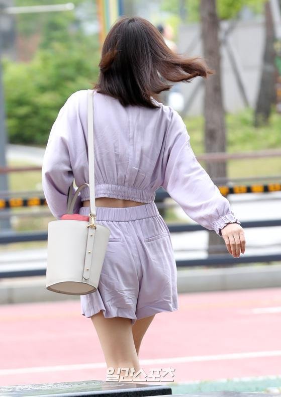 포토] 이지혜 '다이내믹 보랏빛 뒤태' : 네이트뉴스