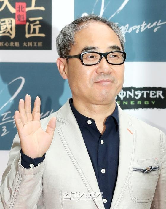강신일 포토월 행사 손 인사하며 미소 짓는 컷