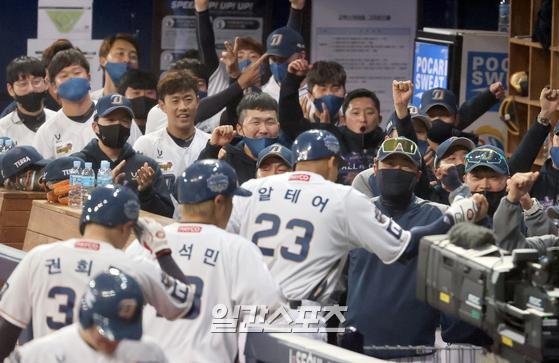 ‘2020 신한은행 SOL KBO리그’ 포스트시즌 한국시리즈 1차전 두산과 NC의 경기가 17일 오후 서울 고척 스카이돔에서 열렸다. NC 알테어가 4회말 중월 3점 홈런을 날리고 동료들의 환영을 받고있다. 고척=정시종 기자 jung.sichong@joongang.co.kr /2020.11.17.