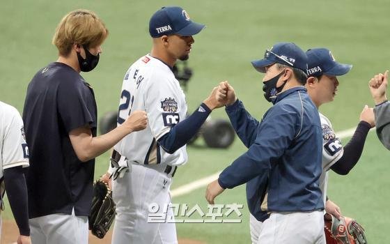 ‘2020 신한은행 SOL KBO리그’ 포스트시즌 한국시리즈 1차전 두산과 NC의 경기가 17일 오후 서울 고척 스카이돔에서 열렸다. NC가 5-3으로 승리했다. 경기종료후 이동욱 감독과 알테어가 하이파이브하고있다. 고척=정시종 기자 jung.sichong@joongang.co.kr /2020.11.17.