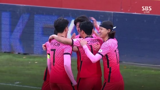 17일 열린 카타르전 전반 황희찬 득점 후 기뻐하고 있는 대표팀 선수들의 모습. SBS 중계 캡쳐