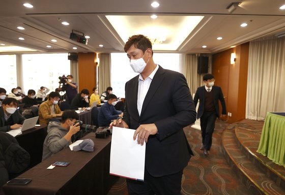 판공비 인상 문제로 비판을 받는 한국프로야구선수협회 회장 이대호(롯데 자이언츠)가 2일 기자회견을 열고 관련 논란에 대해 해명한 뒤 자리를 나서고 있다. 연합뉴스 제공