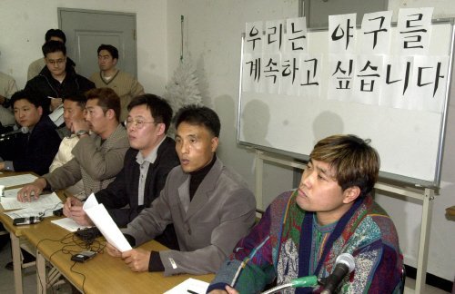 지난 2000년 12월 프로야구 선수협의회가 기자회견을 열고 선수협 주도 선수 6명을 자유계약선수로 방출한 한국야구위위원회(KB0)와 구단들에 대해 강경한 투쟁 방침을 밝히고 있다. 중앙포토