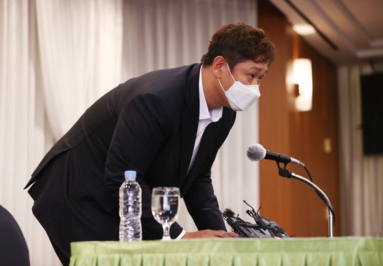 판공비 인상 문제로 비판을 받는 한국프로야구선수협회 회장 이대호(롯데 자이언츠)가 2일 기자회견을 열고 관련 논란에 대해 해명하던 중 취재진을 향해 사과 인사를 하고 있다. 연합뉴스 제공