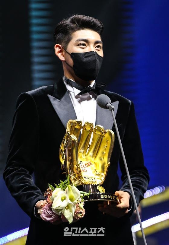 키움 이정후가 지난 11일 열린 '2020 KBO리그 골든글러브 시상식에서 외야수 부문 골든글러브를 수상한 뒤 소감을 밝히고 있다. KBO 제공