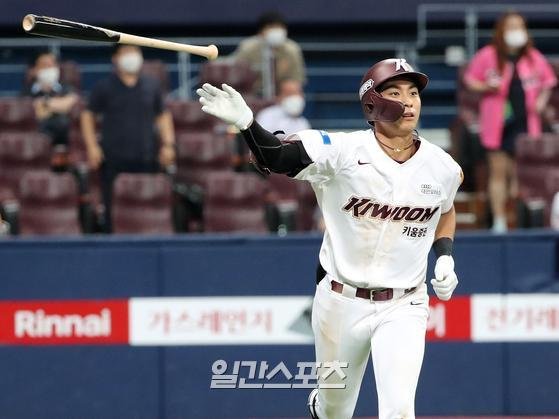 프로 5년 차 연봉 협상을 앞둔 키움 이정후. 2020시즌 역시 커리어 하이를 기록하면서 연봉 인상 대상자로 분류된다. IS포토
