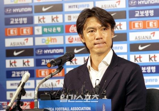 2014.07.10 정시종기자 〈capa@joongang.co.kr〉 축구 국가대표팀의 홍명보 감독이 10일 오전 서울 신문로 축구회관에서 열린 공식 기자회견에서 국가대표팀 감독직 사퇴를 발표했다. 2014 브라질월드컵 성적 부진에도 2015년 6월까지 계약기간을 이행하기로 했지만 감독을 향한 끊임없는 논란이 사생활로 확대 되면서 유임결정 일주일 만에 전격 자진 사퇴했다. . 2013년 6월 최강희 감독의 후임으로 국가대표팀 지휘봉을 잡은 홍명보 감독은 13개월 만에 불명예스럽게 퇴진하게 됐다.