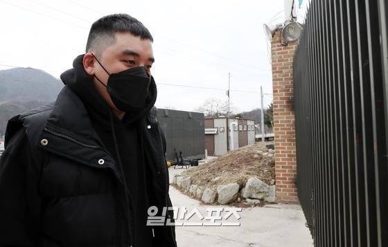그룹 빅뱅 전 멤버 승리가 9일 오후 강원도 철원군 육군 6사단 신병교육대로 입소하고 있다. 병무청은 지난달 4일 해외 원정도박과 성매매 알선 등 혐의로 재판에 넘겨진 승리에게 입영을 통지했다. 승리에 대한 재판은 관련법에 따라 군사법원으로 이관돼 진행된다. 철원(강원도)=박세완 기자 park.sewan@jtbc.co.kr / 2020.03.09/
